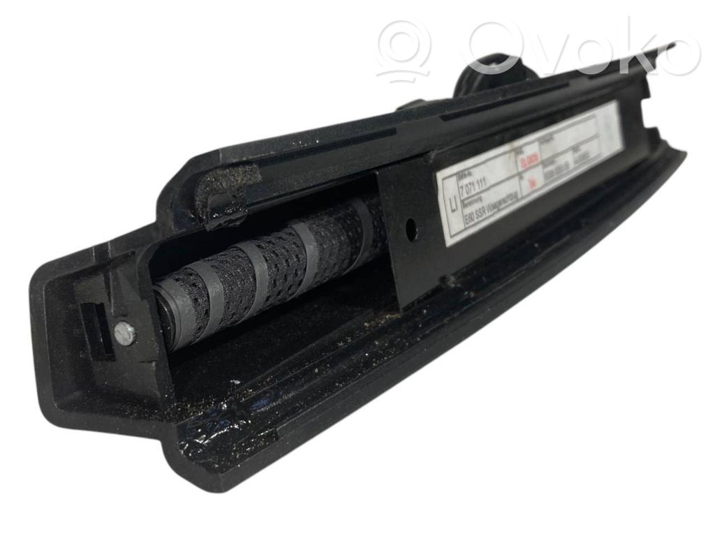 Aizmugurē logu aizkars