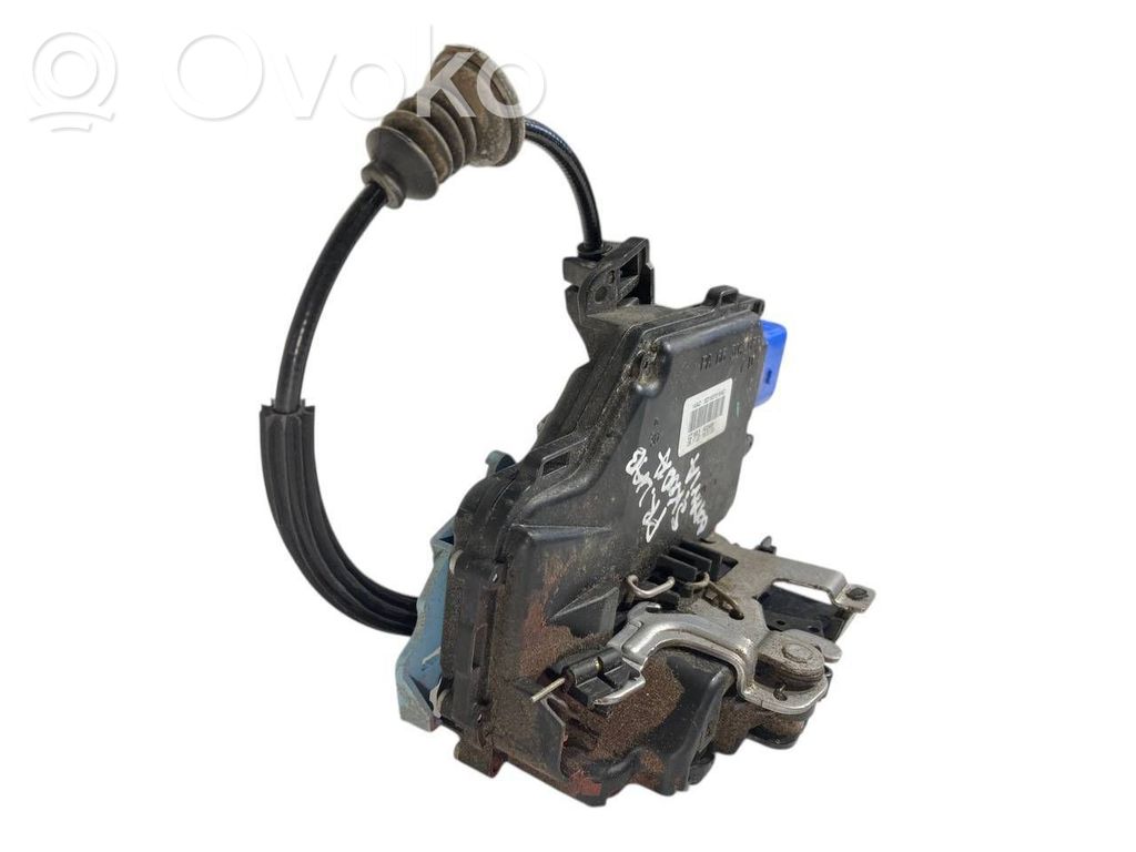 Priekšpusē slēdzene