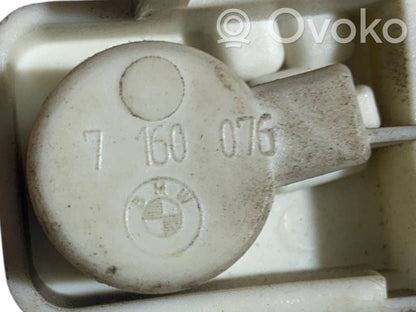 Aizmugures spuldzes vāka turētājs