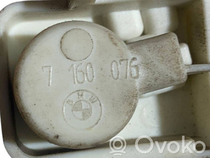 Aizmugures spuldzes vāka turētājs