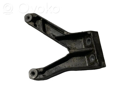 Engine mounting bracket