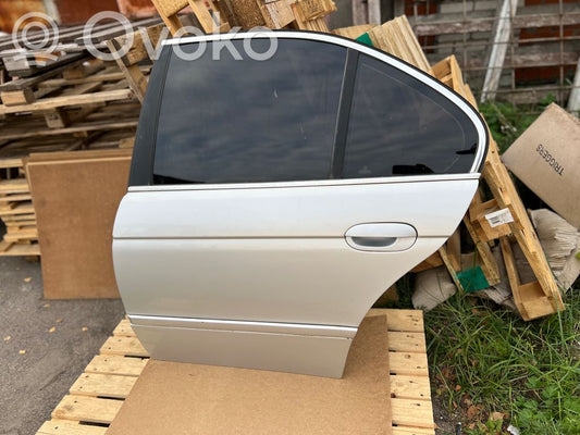 Aizmugurējās durvis