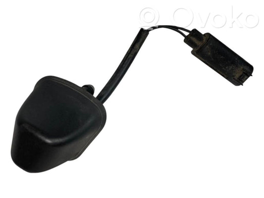 Mazgāšanas šķidruma smidzinātājs (-i) priekšējam logam