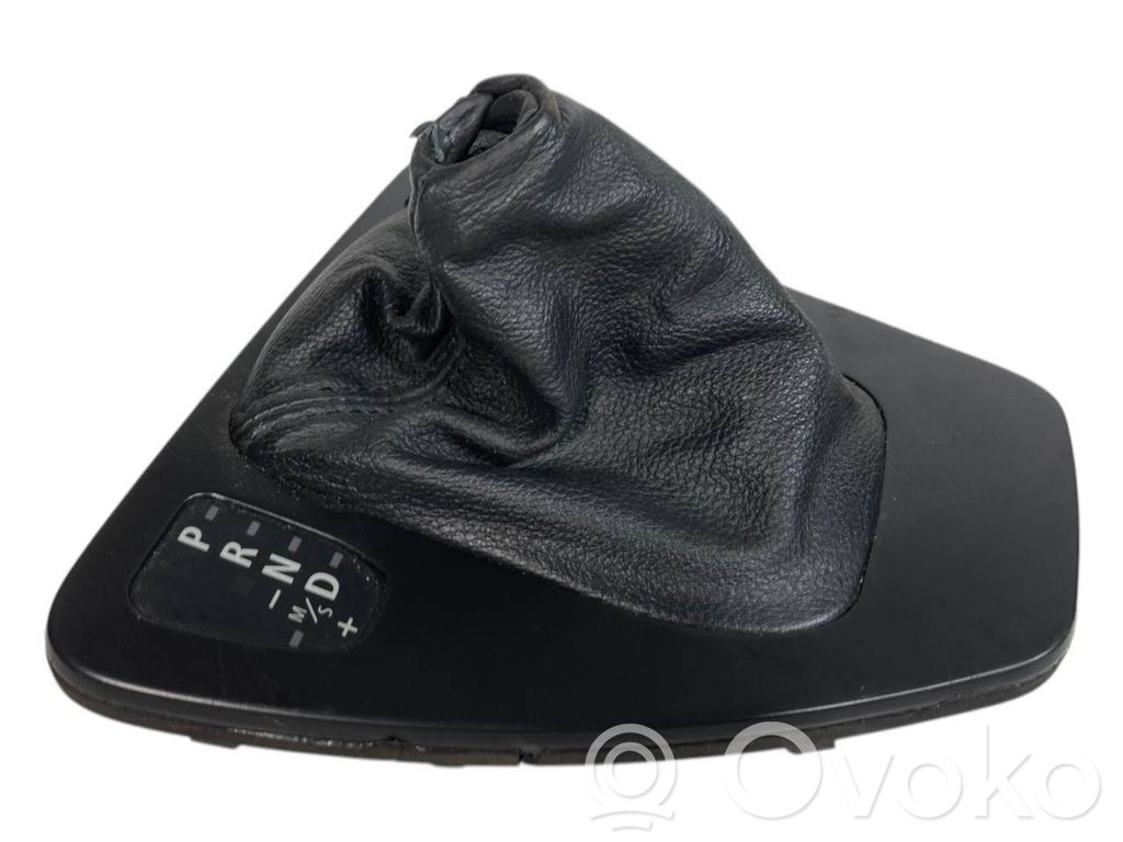 Ātrumu pārslēgšanas sviras dekoratīvā apdare (plastmasas)