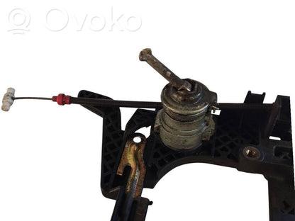 Priekšpusē turētājs / kronšteins ārējam atvēršanas rokturim