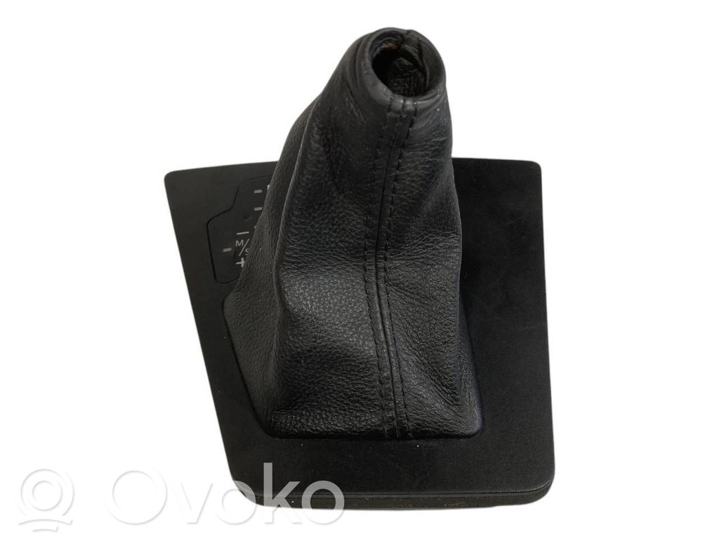 Ātrumu pārslēgšanas sviras dekoratīvā apdare (plastmasas)