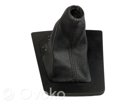 Ātrumu pārslēgšanas sviras dekoratīvā apdare (plastmasas)