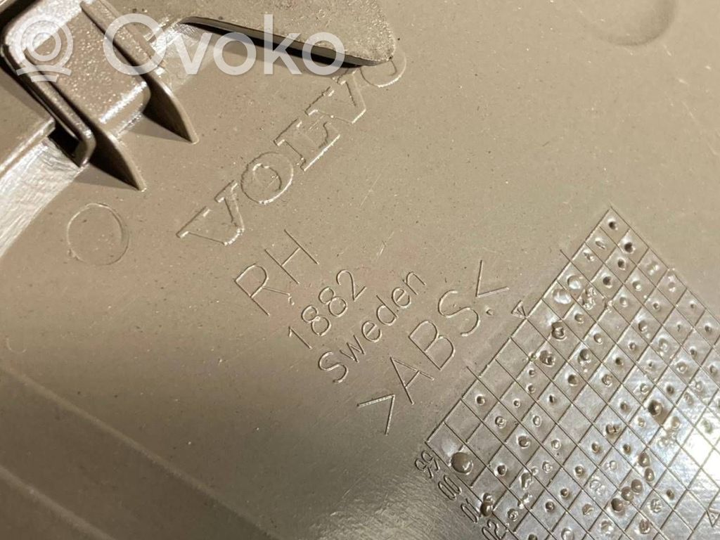 (D) statņa dekoratīvā apdare (apakšdaļa)