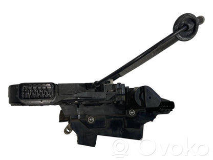 Priekšpusē slēdzene