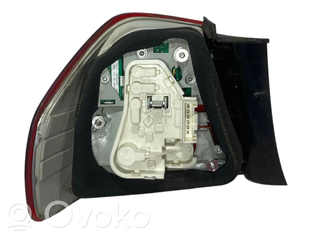 Aizmugurējais lukturis virsbūvē