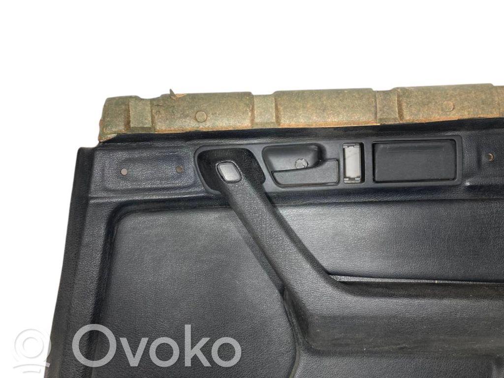 Apšuvums aizmugurējām durvīm