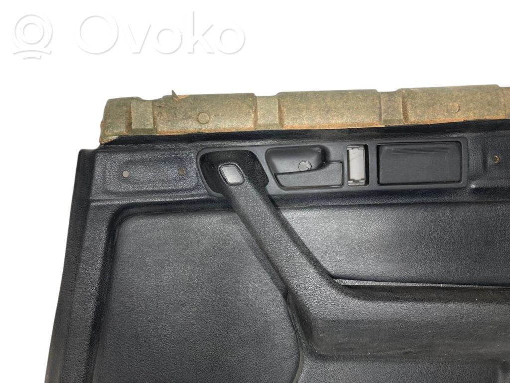 Apšuvums aizmugurējām durvīm