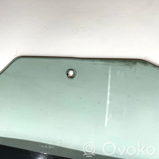Aizmugurē durvju stikla apdare