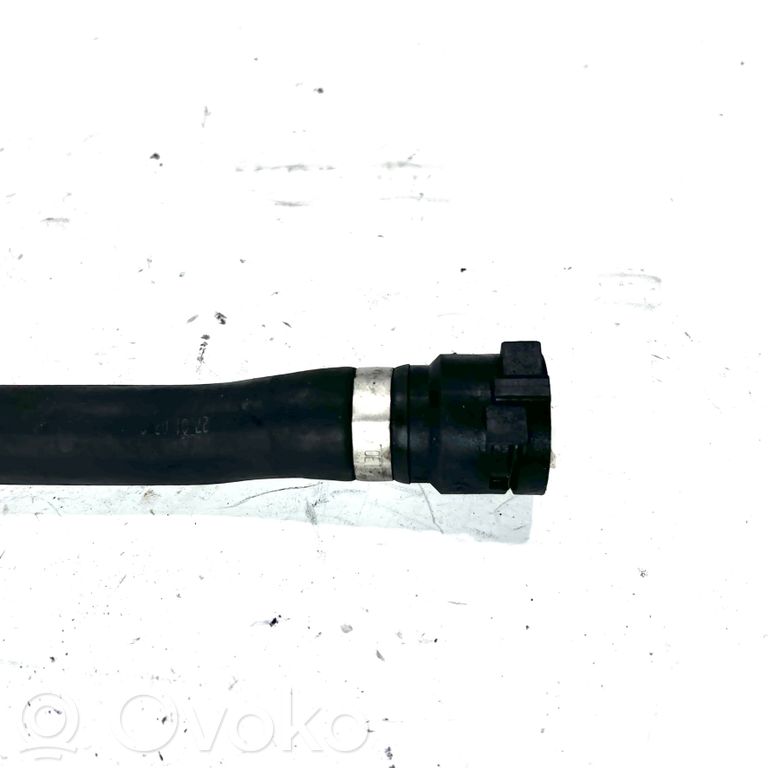Caurulīte (-es) / šļūtene (-es)