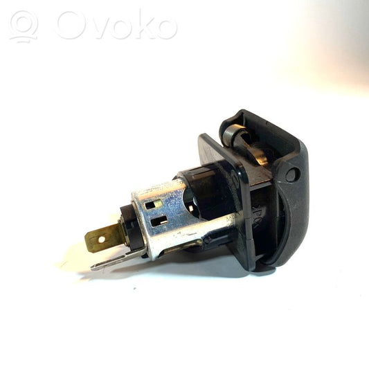 12 V ligzda (aizmugure)