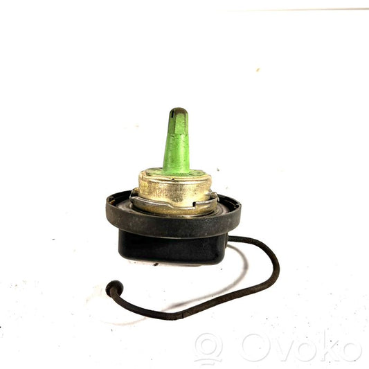 Screw-on fuel tank cap