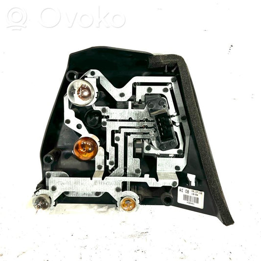 Aizmugures spuldzes vāka turētājs