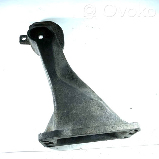 Engine mounting bracket