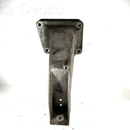 Engine mounting bracket