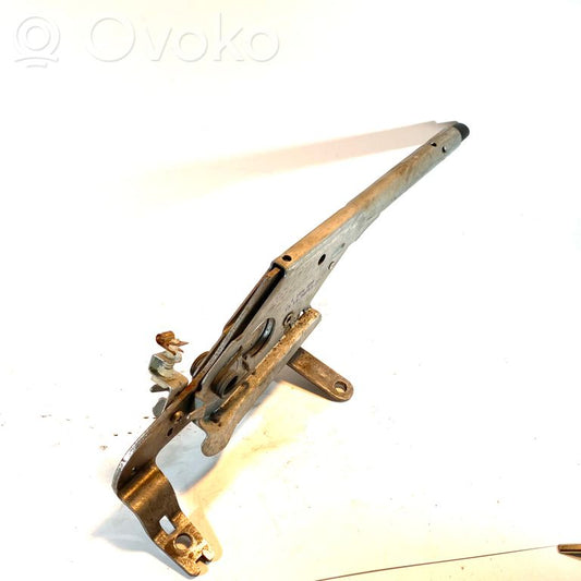 Rokas bremzes mehānisms (salonā)