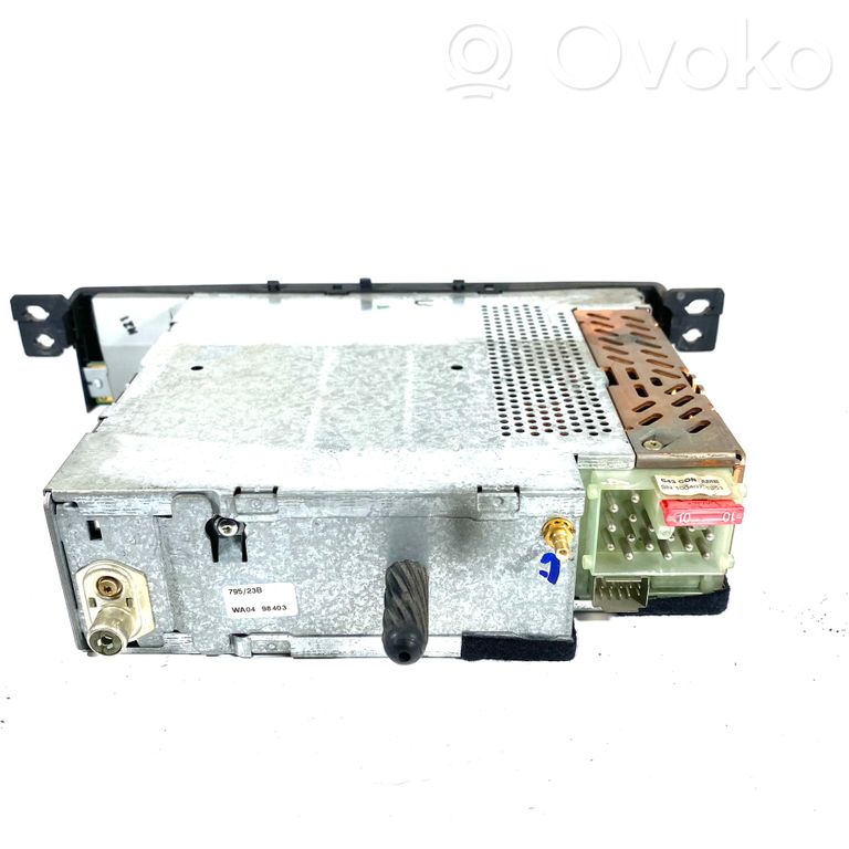 Radio / CD/DVD atskaņotājs / navigācija