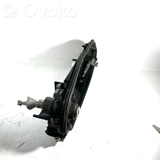 Priekšpusē turētājs / kronšteins ārējam atvēršanas rokturim