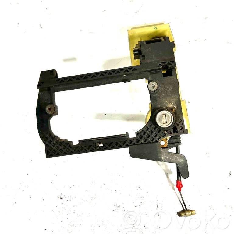 Priekšpusē turētājs / kronšteins ārējam atvēršanas rokturim