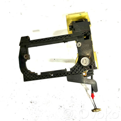 Priekšpusē turētājs / kronšteins ārējam atvēršanas rokturim