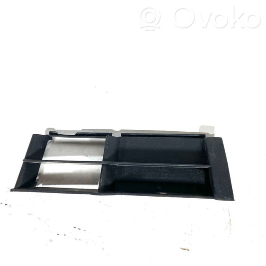 Priekšpusē dekoratīva bampera uzlikas