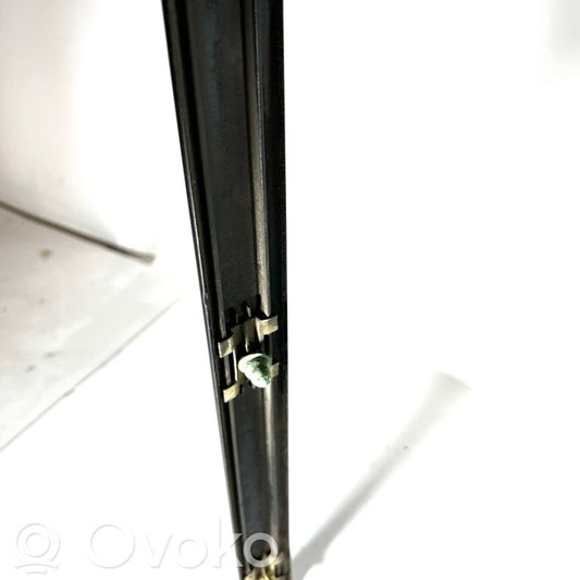 Priekšpusē durvju dekoratīvā apdare (moldings)