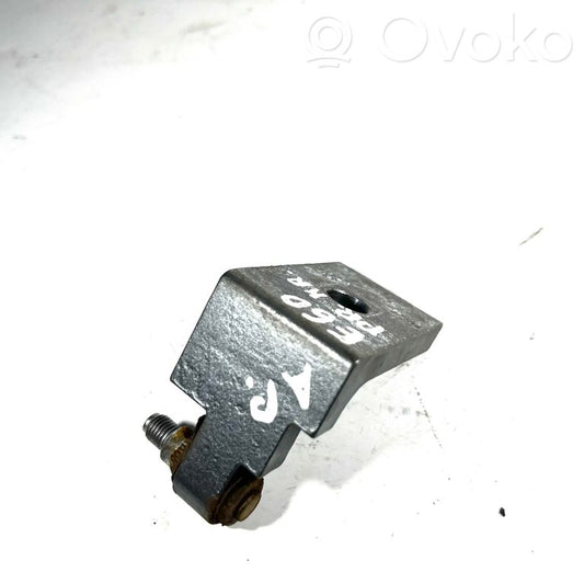 Priekšpusē apakšējā vira (eņģe)