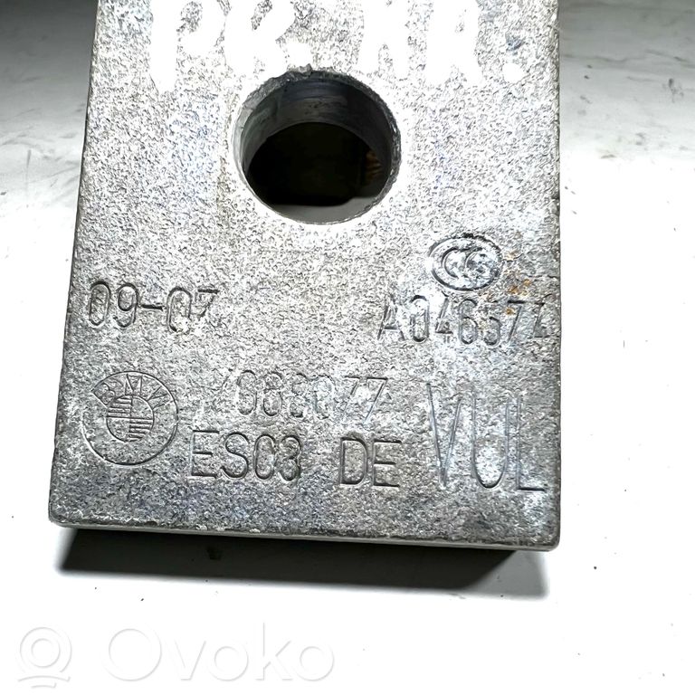 Priekšpusē apakšējā vira (eņģe)