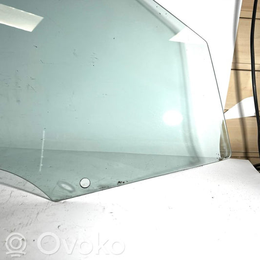 priekšējo durvju stikls (četrdurvju mašīnai)