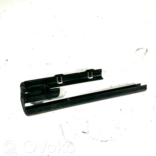 Priekšējā vadītāja sēdekļa sliedītes dekoratīvā apdare