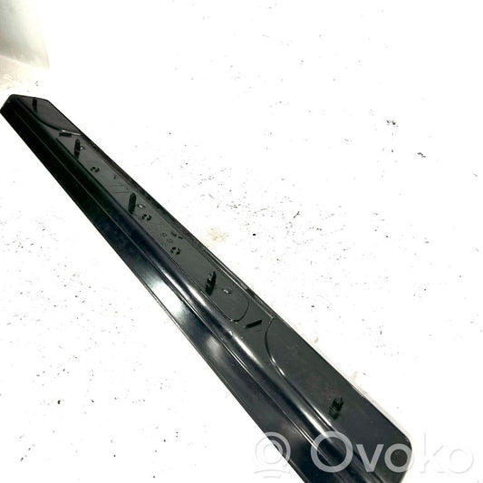 Priekšējā sliekšņa dekoratīvā apdare (iekšējā)