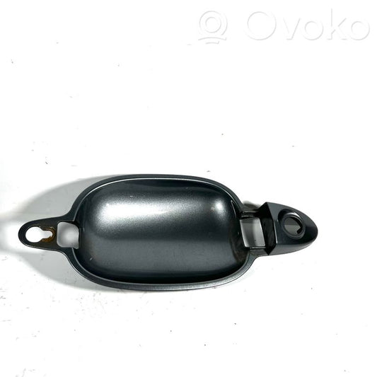 Priekšpusē turētājs / kronšteins ārējam atvēršanas rokturim