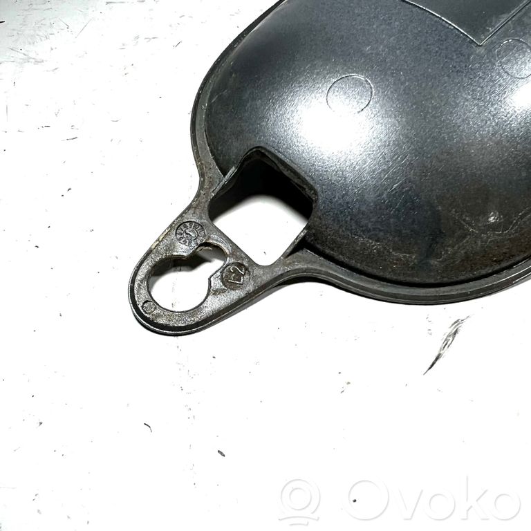 Priekšpusē turētājs / kronšteins ārējam atvēršanas rokturim