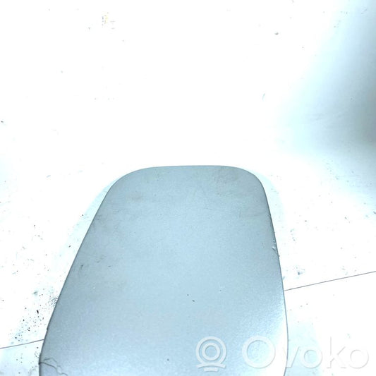 Dekoratīvā apdare pie degvielas tvertnes vāciņa