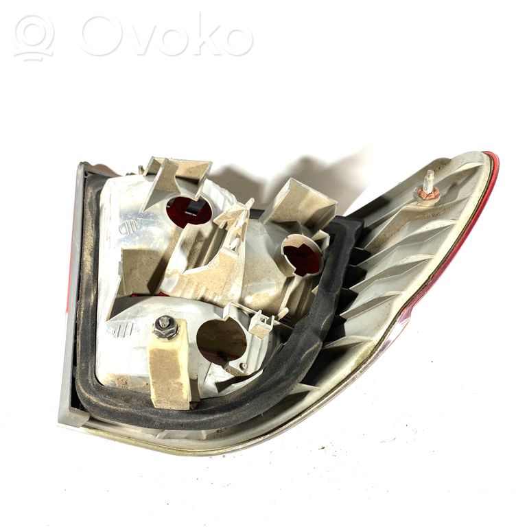 Aizmugurējais lukturis virsbūvē