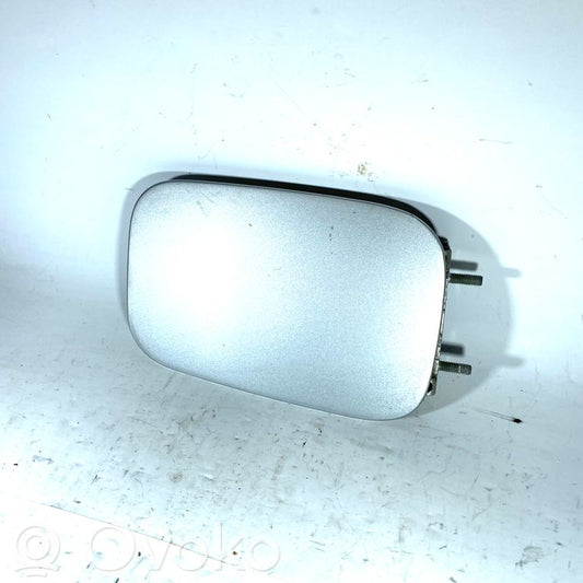 Dekoratīvā apdare pie degvielas tvertnes vāciņa