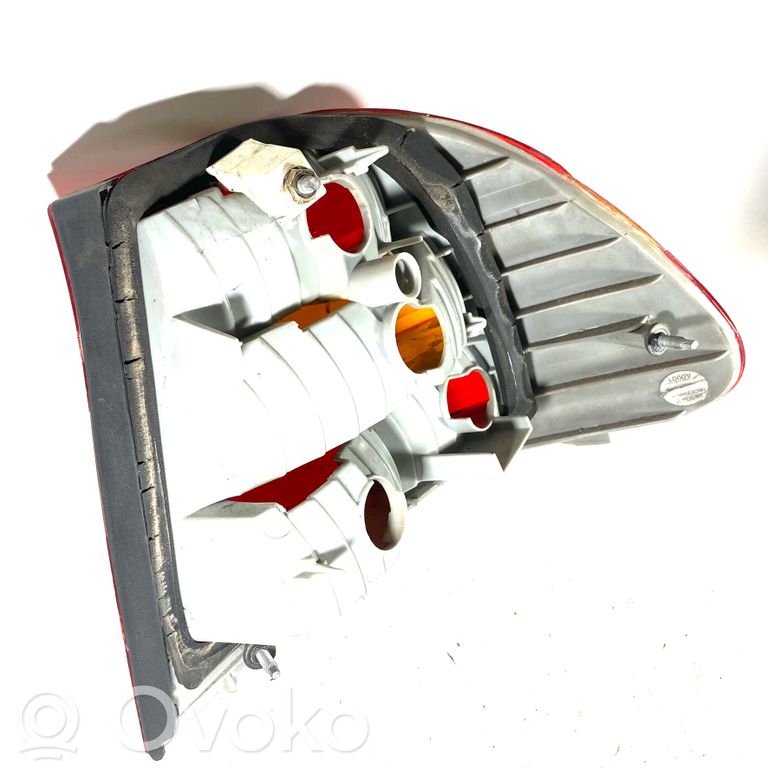 Aizmugurējais lukturis virsbūvē