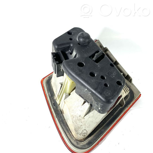 Aizmugurējais lukturis pārsegā