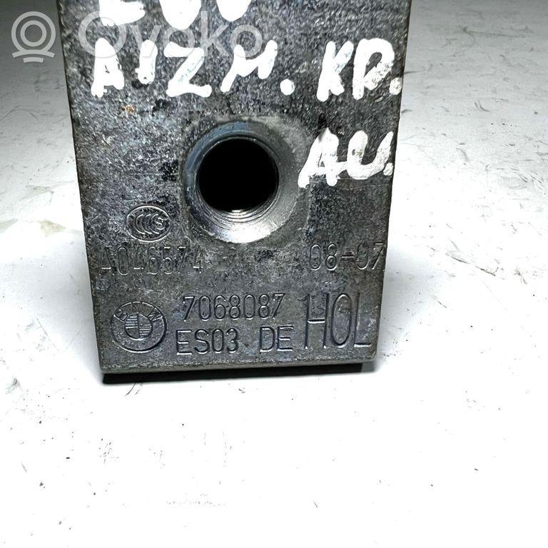 Aizmugurē augšējā vira (eņģe)