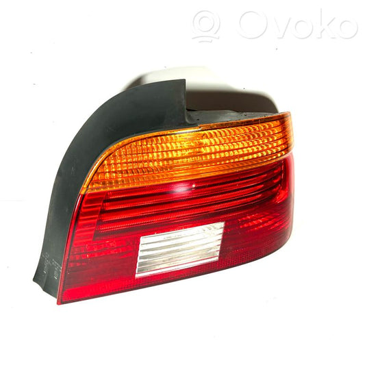 Aizmugurējais lukturis virsbūvē