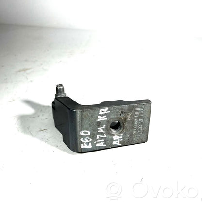 Aizmugurē apakšējā vira (eņģe)