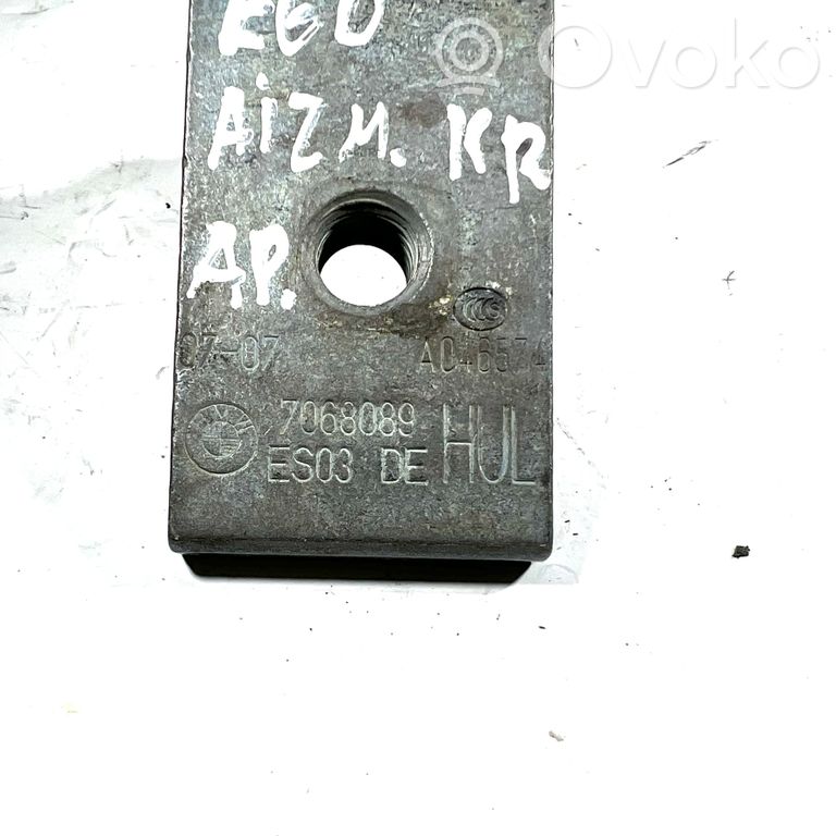 Aizmugurē apakšējā vira (eņģe)