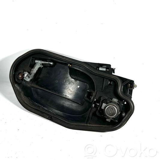 Priekšpusē turētājs / kronšteins ārējam atvēršanas rokturim