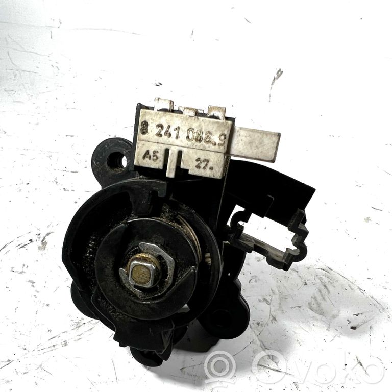 Aizmugurējā pārsega slēdzene (ārpusē)