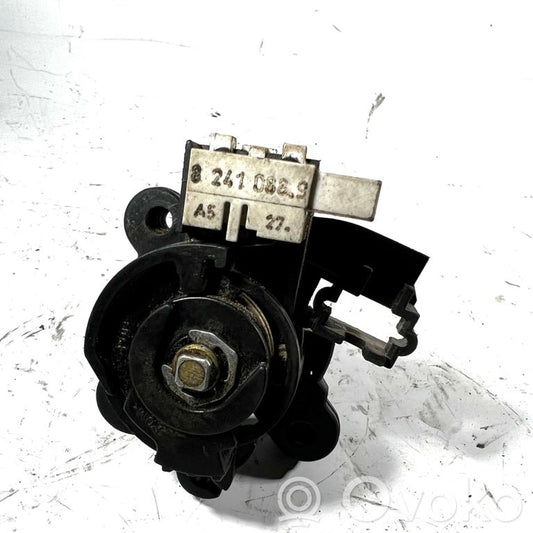 Aizmugurējā pārsega slēdzene (ārpusē)