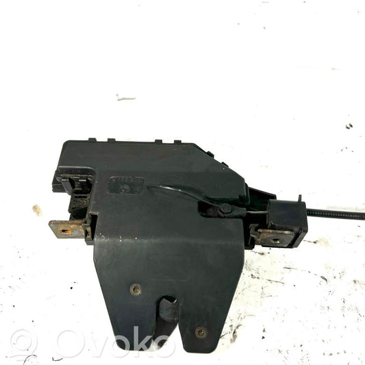 Aizmugurējā pārsega slēdzene